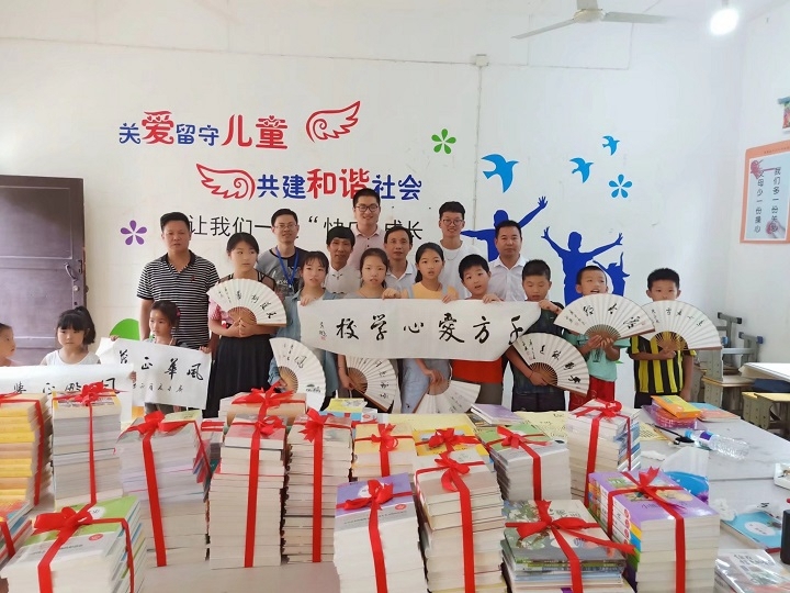 铜陵市市长胡启生看望物电学院“千方爱心学校”支教点师生