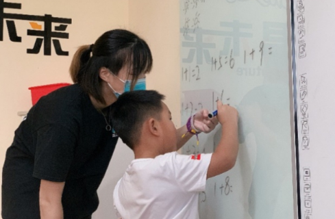 濮筱悠指导孩子们做题