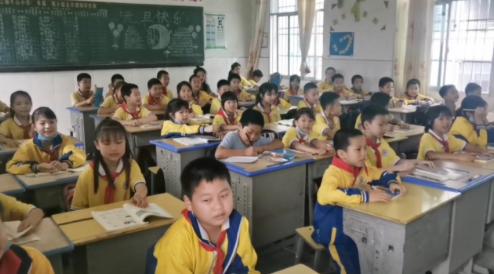 张智琛教孩子们唱歌