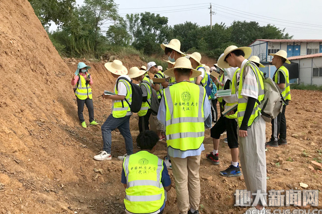 张利华老师给学生讲解下蜀粘土(朱祺琪摄)