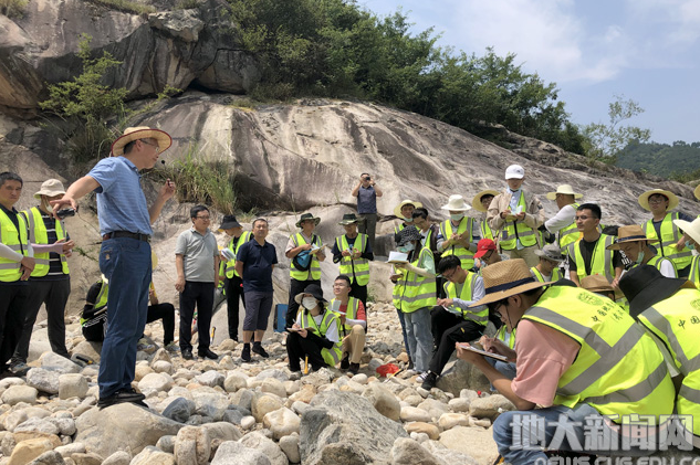 杨香华老师在罗田县冰臼群讲解水流作用形成的壶穴地貌(章帆摄)