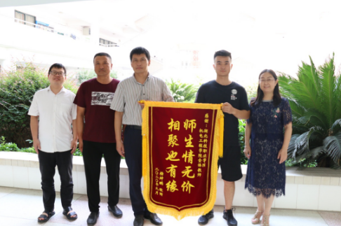 学院领导、老师与杨坤鹏及家长合影