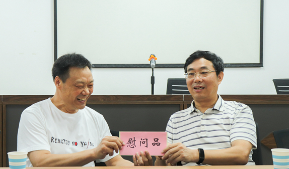 学校党委书记刘明贵慰问教职工代表