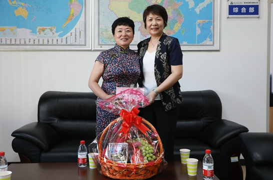 校长兰艳泽慰问教职工代表