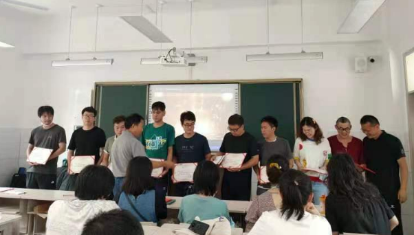 马校长为美术教师颁奖