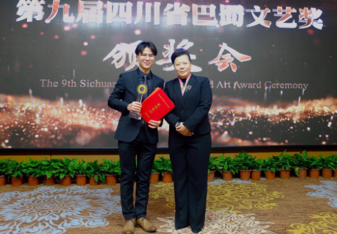 王宬葓(左一)在四川省第九届巴蜀文艺奖颁奖现场