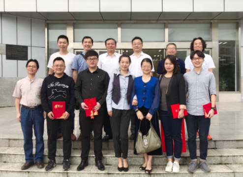 王宬葓(前排右一)2018年获得优秀教师荣誉后与学校领导及音乐与表演艺术学院教师合影