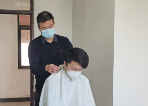 【战疫之星】杨景振：发挥理发才艺，热诚服务师生
