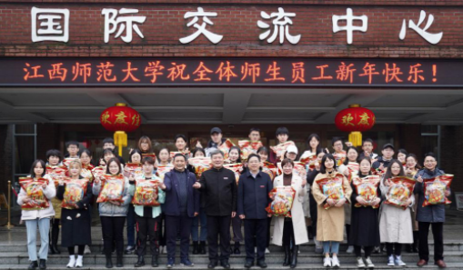 黄恩华、梅国平大年初一看望在校员工和留校学生