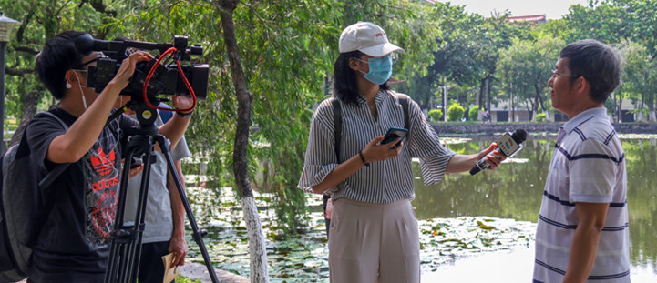 肇庆学院师生就抗战胜利纪念日接受肇庆电视台采访